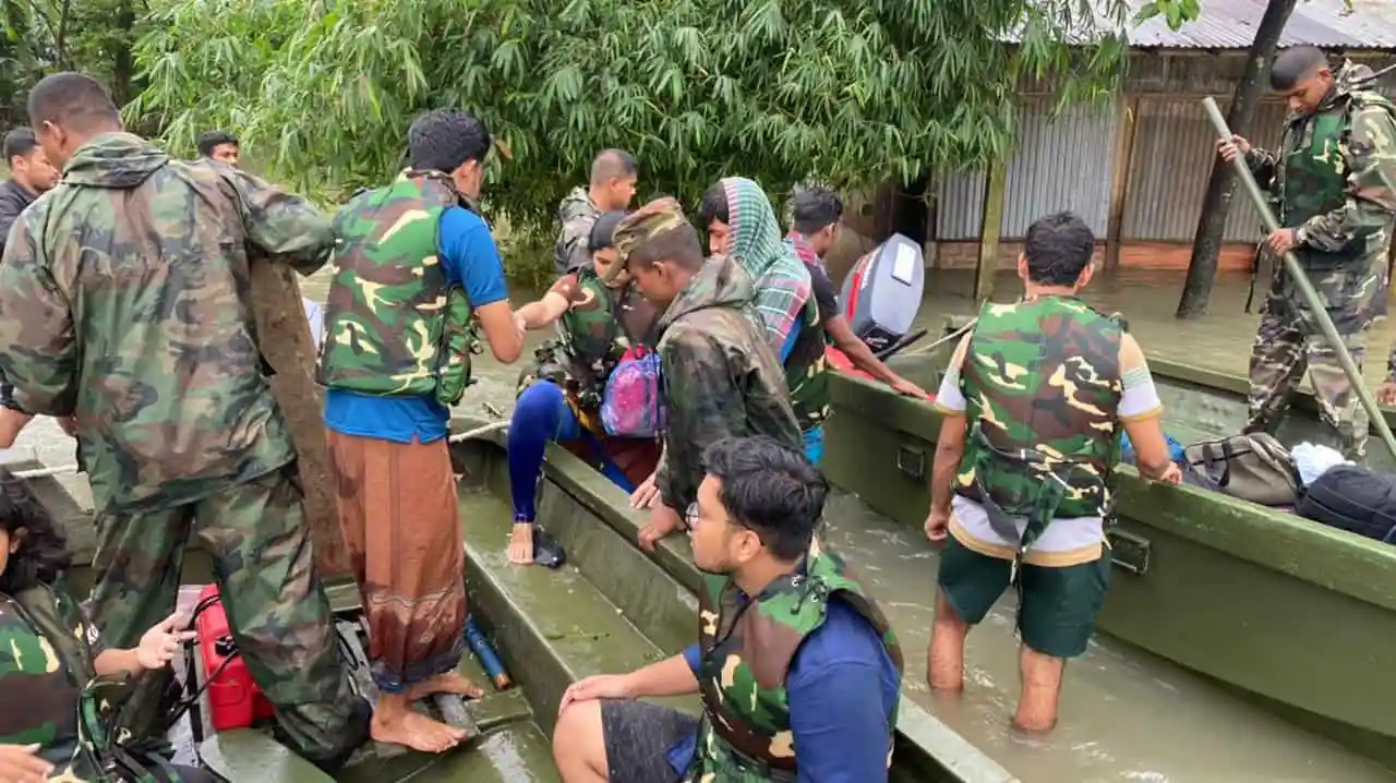 সেনাবাহিনী ও স্থানীয়রা সুনামগঞ্জে আটকে পড়া শিক্ষার্থীদের উদ্ধার করছে. Channel i News - চ্যানেল আই নিউজ