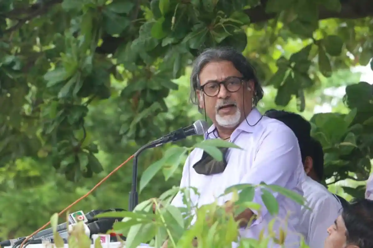শেখ পরশ বক্তৃতা দিচ্ছেন, বাগানে বসে, গাছের ছায়ায়. Channel i News - চ্যানেল আই নিউজ