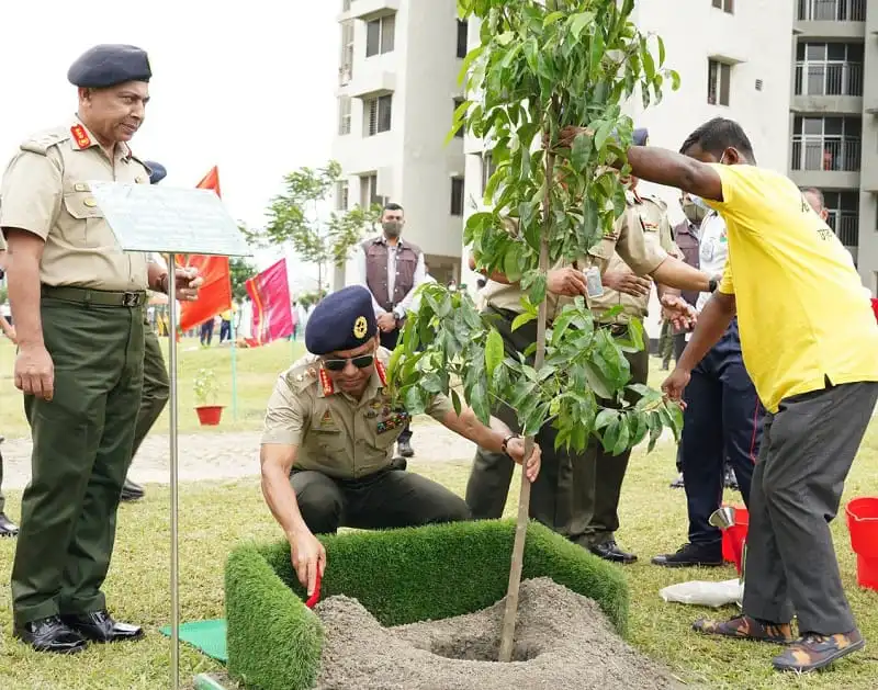 সেনাবাহিনী ও সাধারণ মানুষ বৃক্ষরোপণে অংশগ্রহণ করছে. Channel i News - চ্যানেল আই নিউজ