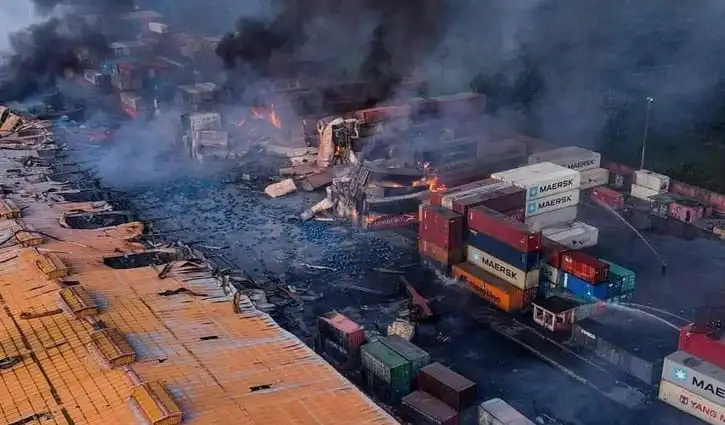 সীতাকুণ্ডে অগ্নিকাণ্ডের ঘটনায় ধ্বংসপ্রাপ্ত ট্রাক ও পণ্য. Channel i News - চ্যানেল আই নিউজ