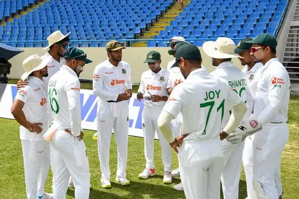 বাংলাদেশ ক্রিকেট দলের খেলোয়াড়রা মাঠে আলোচনা করছে।. Channel i News - চ্যানেল আই নিউজ