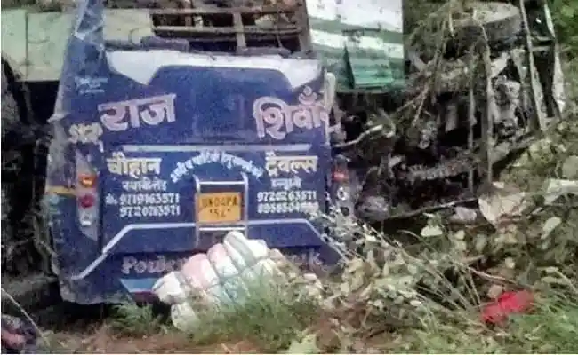 ভারতে বাস খাদে পড়ে দুর্ঘটনা, ক্ষতিগ্রস্ত বাসের ছবি. Channel i News - চ্যানেল আই নিউজ