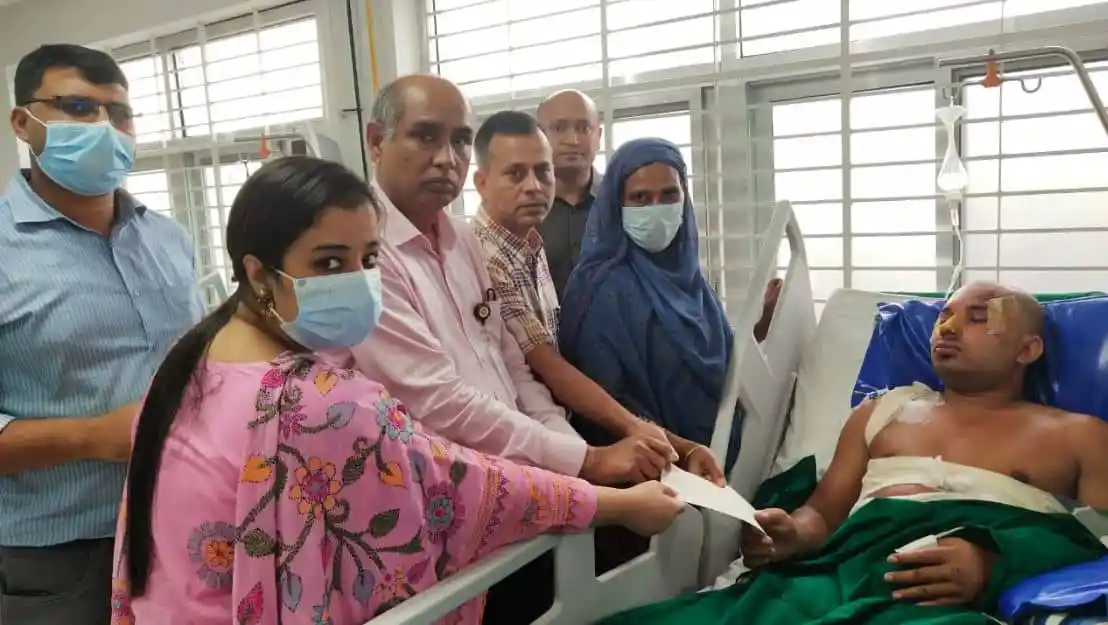 শ্রমিকের চিকিৎসার জন্য চিকিৎসকদের সঙ্গে সাক্ষাৎ করছেন পরিবারের সদস্যরা. Channel i News - চ্যানেল আই নিউজ