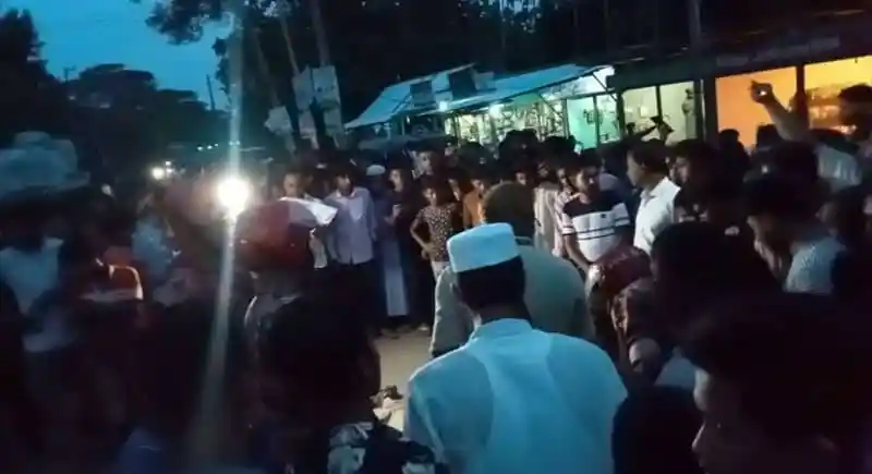 লক্ষ্মীপুরে সড়ক দুর্ঘটনায় নিহতের জন্য শোক প্রকাশ করছে স্থানীয় মানুষজন।. Channel i News - চ্যানেল আই নিউজ