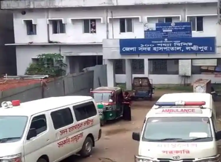 চট্টগ্রাম মেডিকেল কলেজ হাসপাতালের জরুরি বিভাগে অ্যাম্বুলেন্স ও পিক-আপ ট্রাক. Channel i News - চ্যানেল আই নিউজ