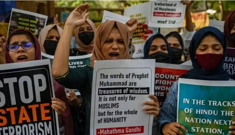 বাংলাদেশের বিভিন্ন শহরে মুসল্লিরা মহানবীকে অবমাননার প্রতিবাদে রাস্তায় বিক্ষোভ করছে।. Channel i News - চ্যানেল আই নিউজ