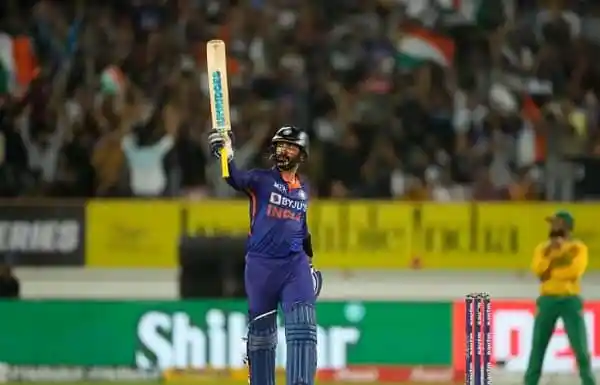 বাংলাদেশের ক্রিকেটার শাকিব আল হাসান ব্যাট হাতে উল্লাসে উদযাপন করছেন. Channel i News - চ্যানেল আই নিউজ