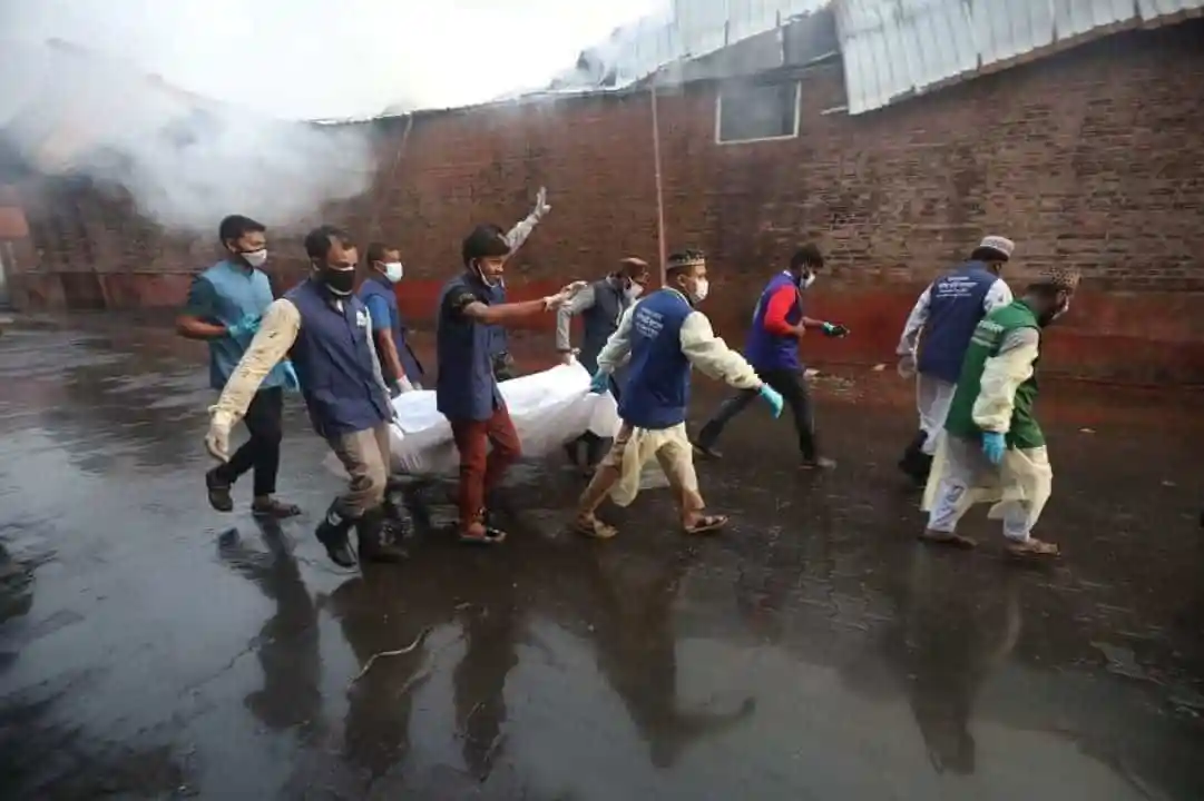 সীতাকুণ্ড ট্র্যাজেডি নিহতের জন্য দাফনের প্রস্তুতি নেওয়া হচ্ছে. Channel i News - চ্যানেল আই নিউজ