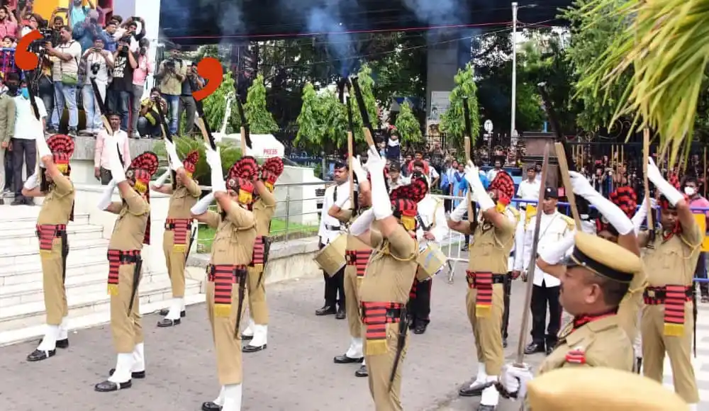 বাংলাদেশ পুলিশ ব্যান্ডের দল সঙ্গীত পরিবেশন করছে. Channel i News - চ্যানেল আই নিউজ