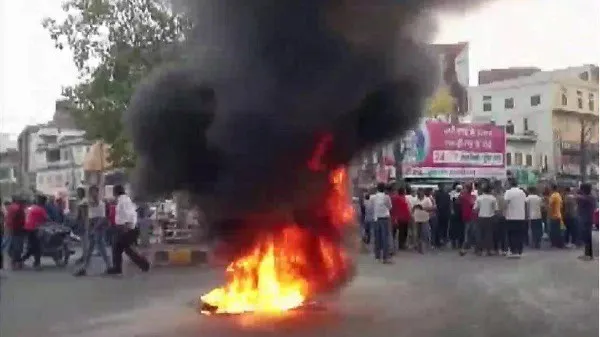 রাজস্থানে একটি রাস্তার উপর আগুনের ধোঁয়া ও অগ্নিকাণ্ডের দৃশ্য. Channel i News - চ্যানেল আই নিউজ