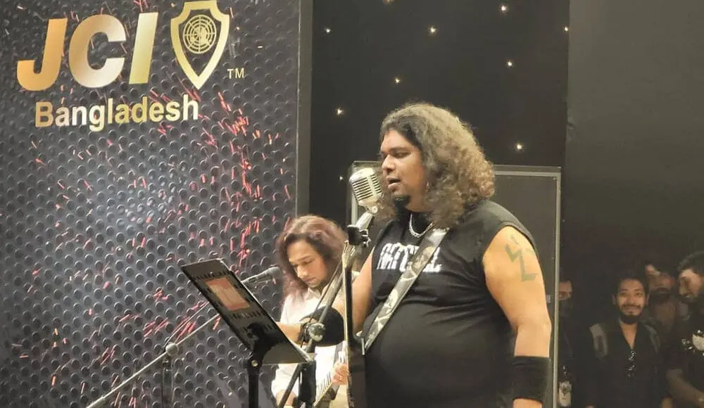 রক ফেস্টে শিল্পীরা পারফর্ম করছে, মঞ্চে গিটার ও মাইক্রোফোন ব্যবহার করছে. Channel i News - চ্যানেল আই নিউজ