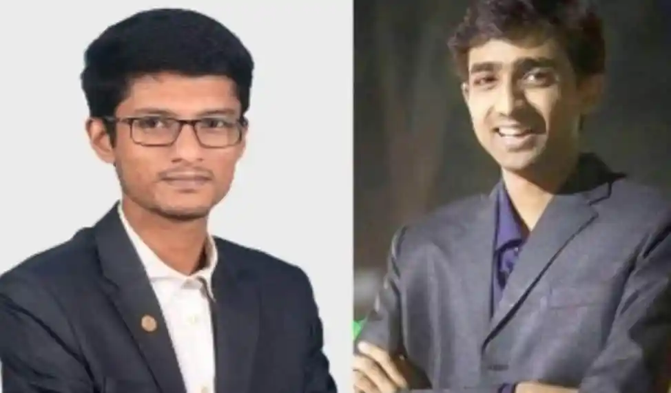 জয়পুরহাটের তানভীর ও বিবেকের ছবি, পুরস্কার গ্রহণের সময়. Channel i News - চ্যানেল আই নিউজ