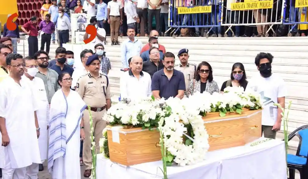 শ্রদ্ধাঞ্জলি জানাতে উপস্থিত ভক্ত ও পরিবারের সদস্যরা. Channel i News - চ্যানেল আই নিউজ