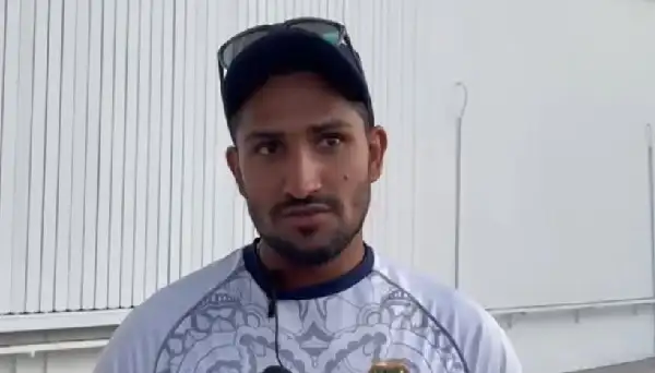 বাংলাদেশি ক্রিকেটার সাক্ষাৎকার নিচ্ছেন একজন যুবক. Channel i News - চ্যানেল আই নিউজ