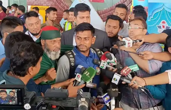 বাংলাদেশ ক্রিকেটার সাকিব আল হাসান সংবাদ সম্মেলনে বক্তব্য দিচ্ছেন. Channel i News - চ্যানেল আই নিউজ