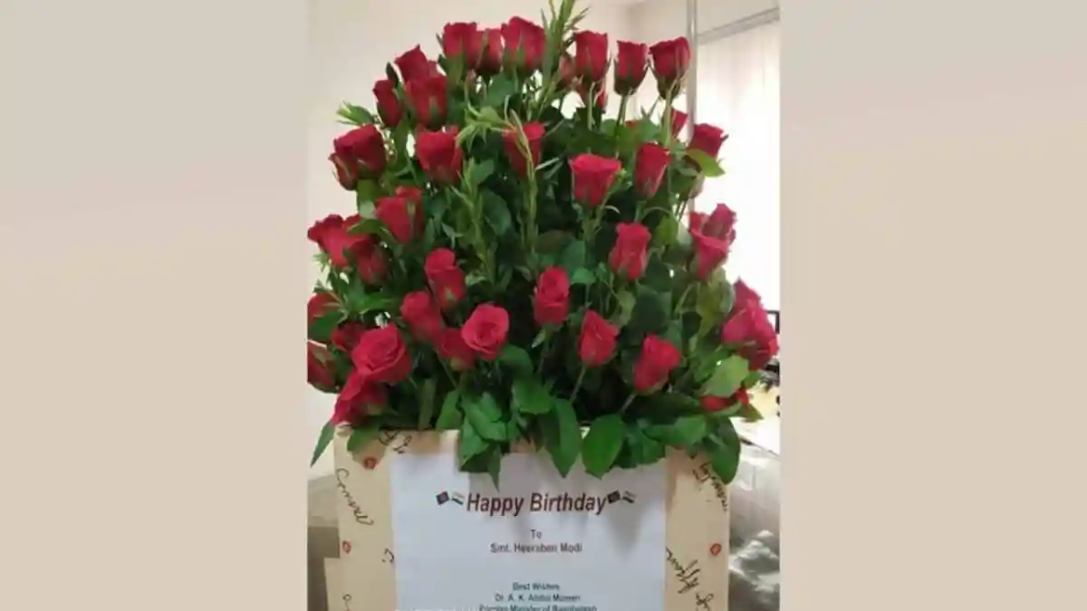 বহু লাল গোলাপের ফুলের তোড়া, শুভ জন্মদিনের শুভেচ্ছা সহ. Channel i News - চ্যানেল আই নিউজ