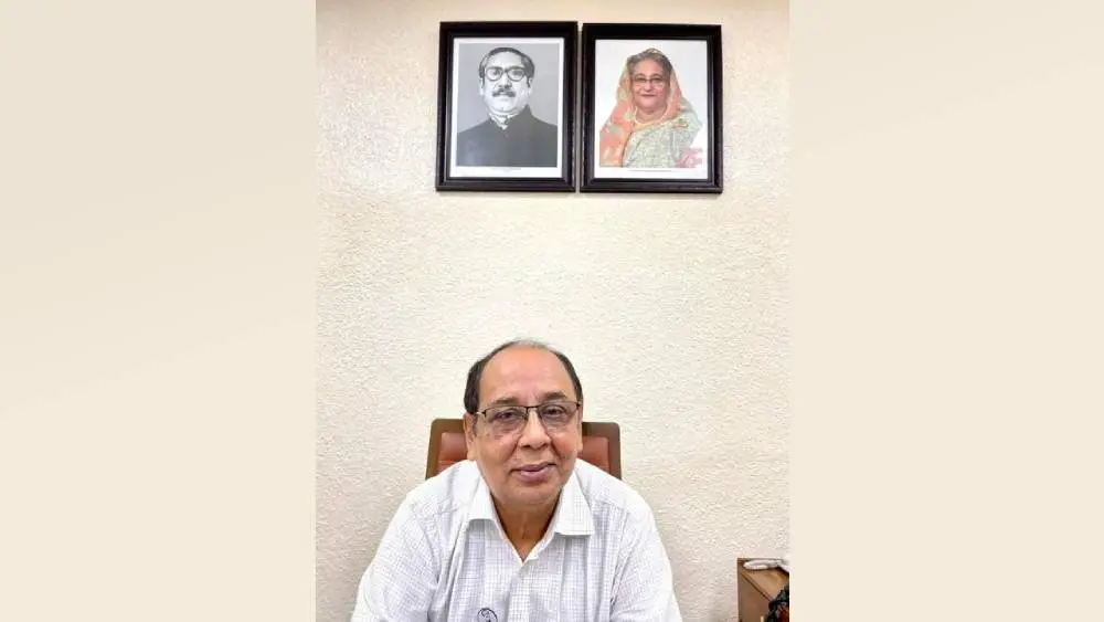 প্রধানমন্ত্রীর প্রেস সচিব ইহসানুল করিমের ছবি, পেছনে বঙ্গবন্ধু ও শেখ হাসিনার ছবি. Channel i News - চ্যানেল আই নিউজ