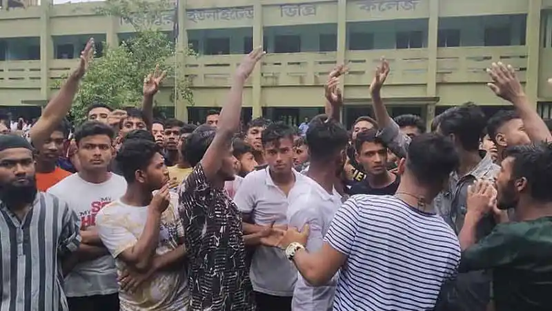 নড়াইলে শিক্ষক লাঞ্ছনায় আটক ৩, শিক্ষার্থীদের মধ্যে উত্তেজনা. Channel i News - চ্যানেল আই নিউজ