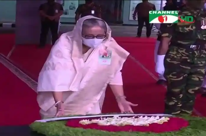 প্রধানমন্ত্রী বঙ্গবন্ধুর প্রতিকৃতিতে শ্রদ্ধা নিবেদন করছেন. Channel i News - চ্যানেল আই নিউজ