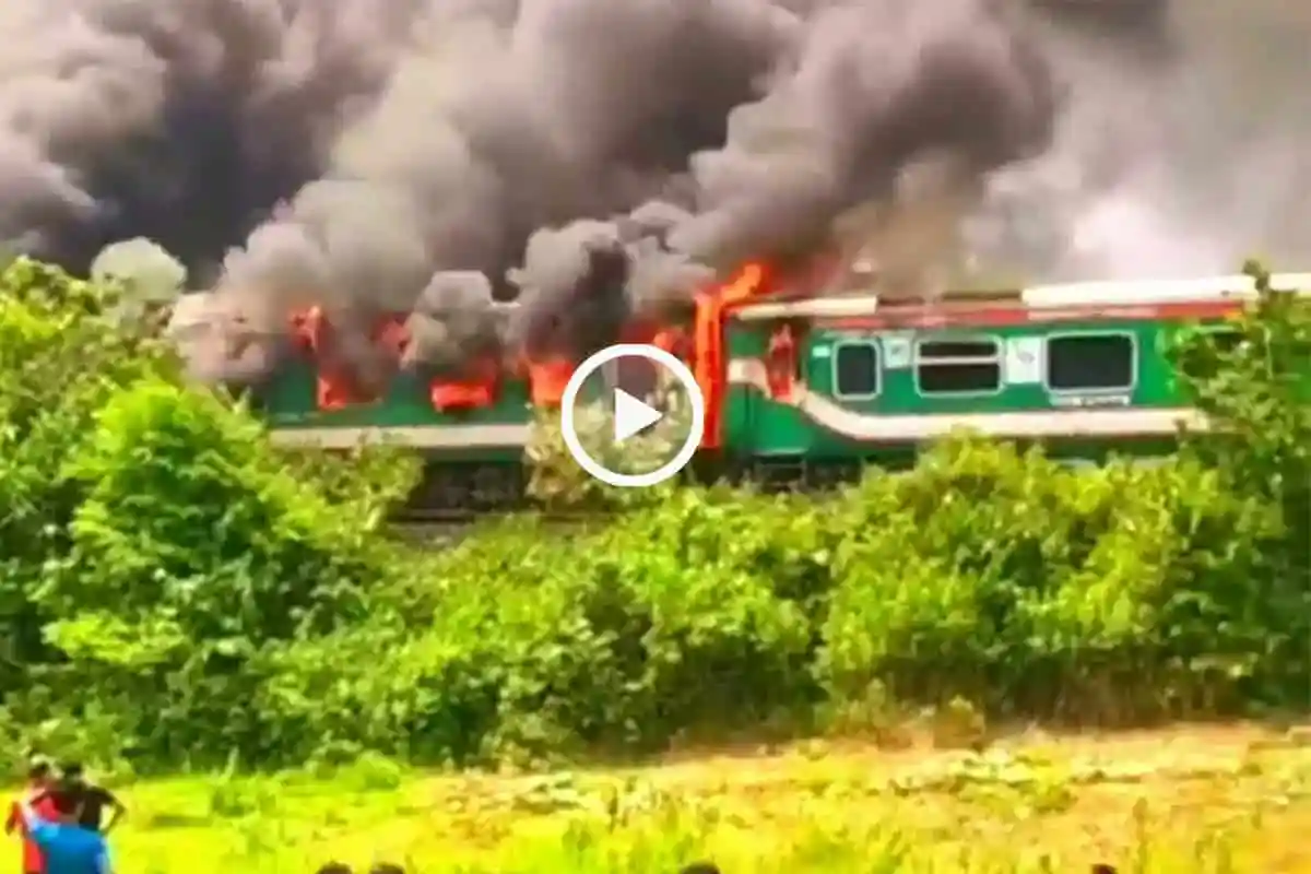পারাবত এক্সপ্রেস ট্রেনে অগ্নিকাণ্ড, ধোঁয়া ও আগুন দেখা যাচ্ছে. Channel i News - চ্যানেল আই নিউজ