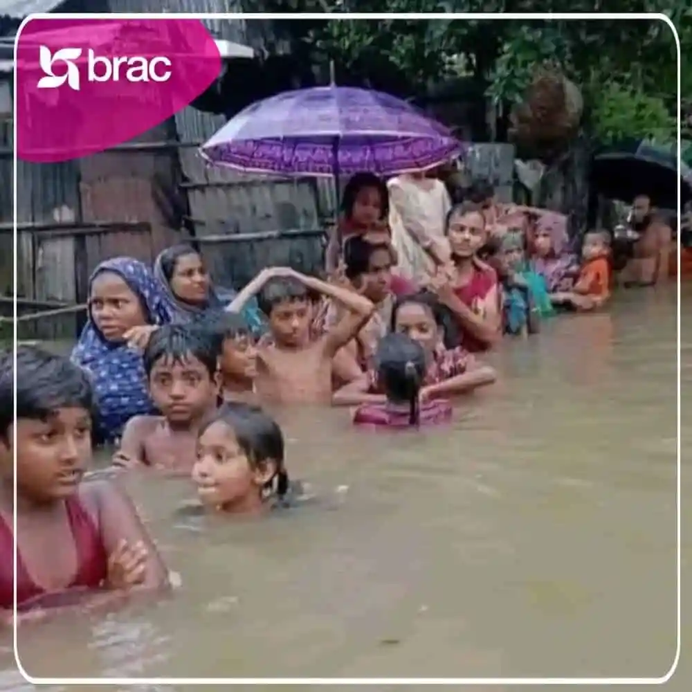 বন্যার পানিতে ডুবে থাকা পরিবার ও শিশুদের ছবি, ব্র্যাকের সহায়তা কার্যক্রম চলমান. Channel i News - চ্যানেল আই নিউজ