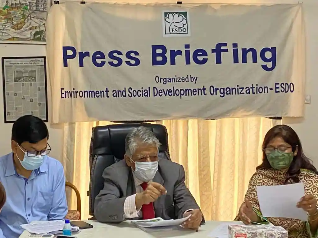 ESDO এর প্রেস ব্রিফিংয়ে অংশগ্রহণকারী ব্যক্তিরা মুখোশ পরেছেন।. Channel i News - চ্যানেল আই নিউজ