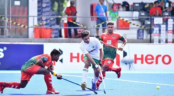 বাংলাদেশ ও ভারতের খেলোয়াড়রা হকি ম্যাচে প্রতিদ্বন্দ্বিতা করছে. Channel i News - চ্যানেল আই নিউজ