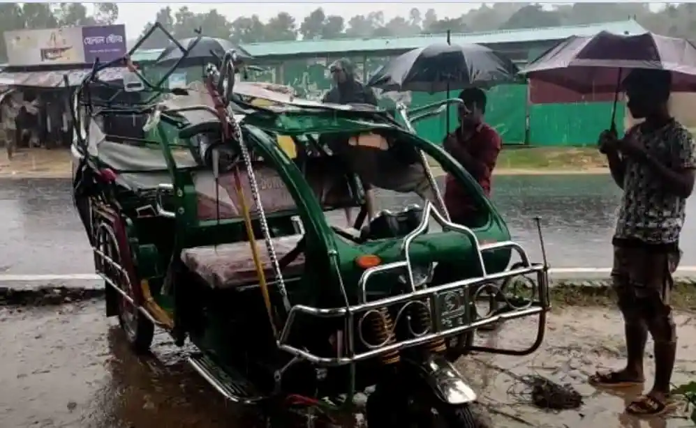 টেকনাফে সড়ক দুর্ঘটনায় আহত রোহিঙ্গাদের ছবি, বৃষ্টি ও ভাঙা যানবাহন. Channel i News - চ্যানেল আই নিউজ