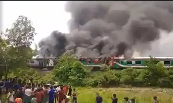 মৌলভীবাজারে ট্রেনে আগুন, রেল যোগাযোগ বন্ধ. Channel i News - চ্যানেল আই নিউজ
