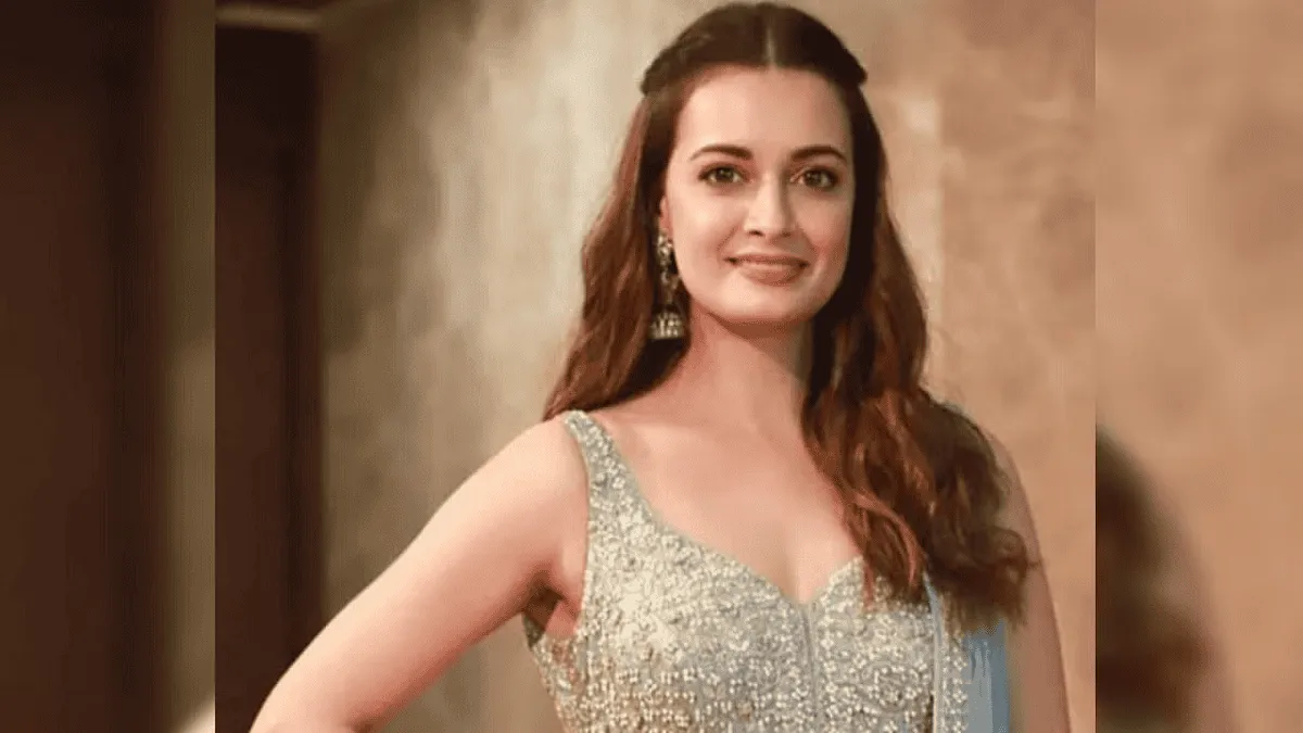 দিয়া মির্জা হাস্যোজ্জ্বল মুখে ক্যামেরার দিকে তাকাচ্ছেন।. Channel i News - চ্যানেল আই নিউজ