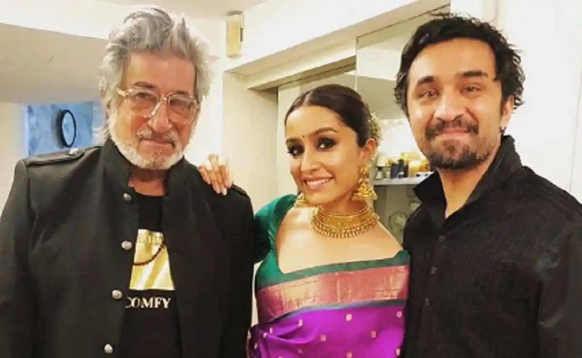 শ্রদ্ধা কাপুরের ভাই সিদ্ধান্ত কাপুরের সঙ্গে ছবি. Channel i News - চ্যানেল আই নিউজ