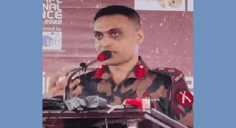 বাংলাদেশ সেনাবাহিনীর লেফটেন্যান্ট কর্নেল মিজানুর রহমান বক্তৃতা দিচ্ছেন. Channel i News - চ্যানেল আই নিউজ