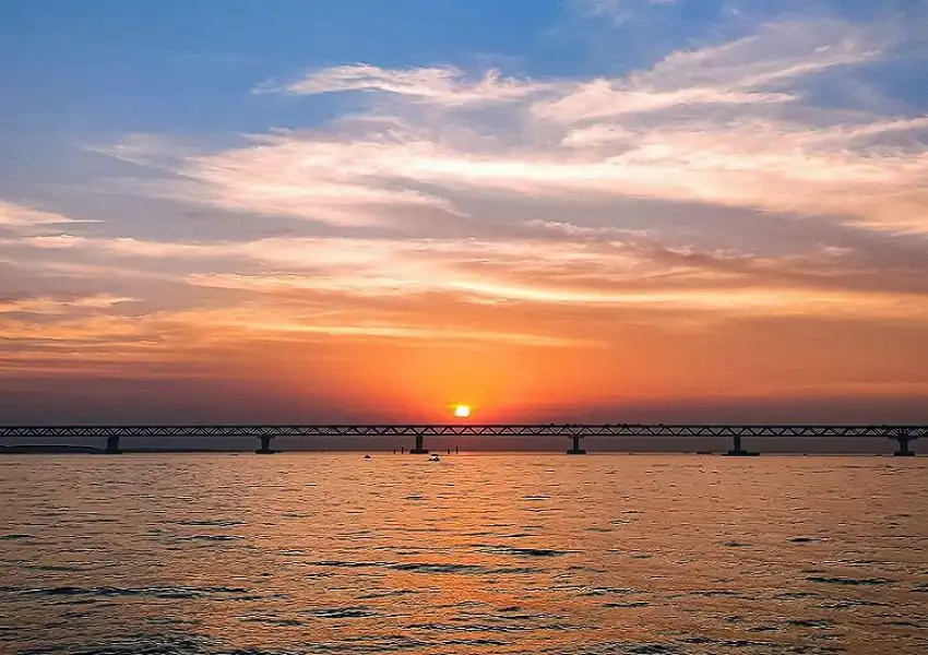 সন্ধ্যায় সূর্যাস্ত, নদীর উপর ব্রিজের দৃশ্য. Channel i News - চ্যানেল আই নিউজ
