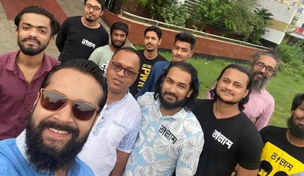 চ্যানেল আই অনলাইন দলের সদস্যরা একত্রে ছবি তুলেছেন. Channel i News - চ্যানেল আই নিউজ