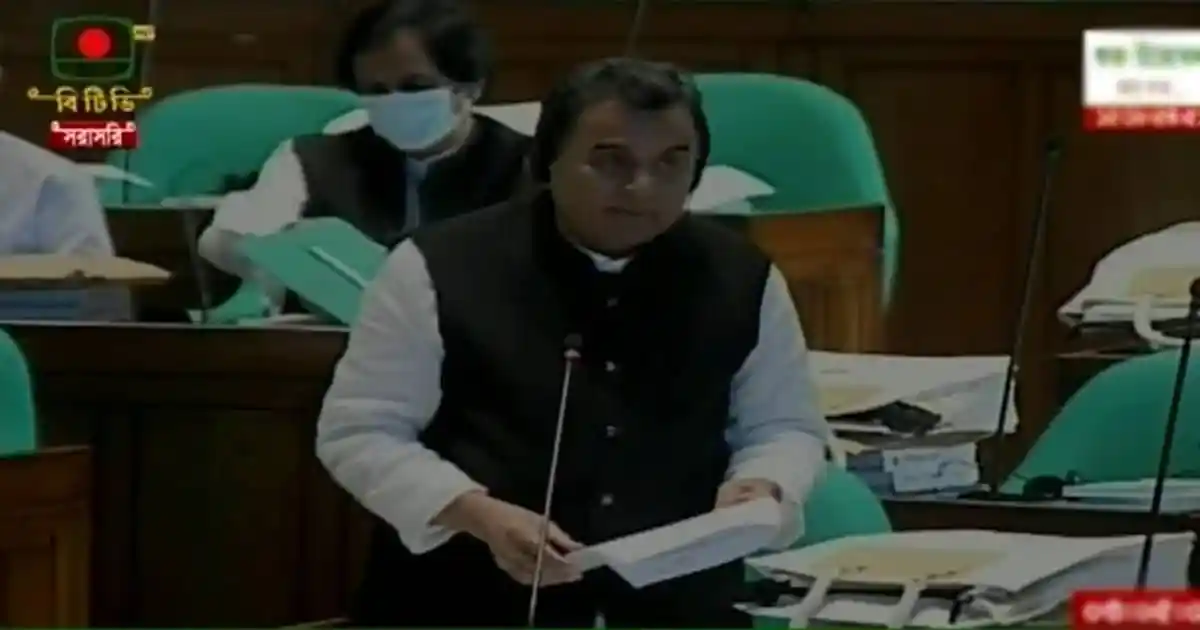 বাংলাদেশের সংসদে একজন মহিলা সদস্য বক্তৃতা দিচ্ছেন. Channel i News - চ্যানেল আই নিউজ