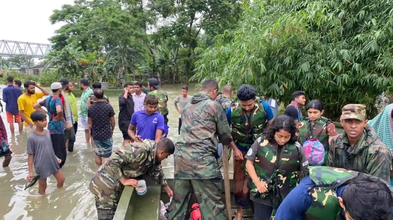 সুনামগঞ্জে বন্যার পানিতে আটকা পড়া শিক্ষার্থীদের উদ্ধার করছে সেনাবাহিনী. Channel i News - চ্যানেল আই নিউজ
