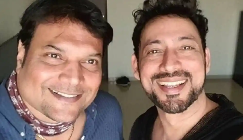 দুই অভিনেতা হাস্যোজ্জ্বল মুখে ক্যামেরার জন্য পোজ দিচ্ছেন. Channel i News - চ্যানেল আই নিউজ