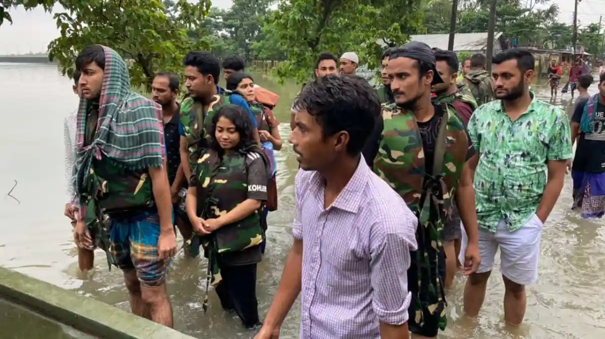 সুনামগঞ্জে বন্যার পানিতে আটকা পড়া শিক্ষার্থীদের উদ্ধার করছে সেনাবাহিনী. Channel i News - চ্যানেল আই নিউজ