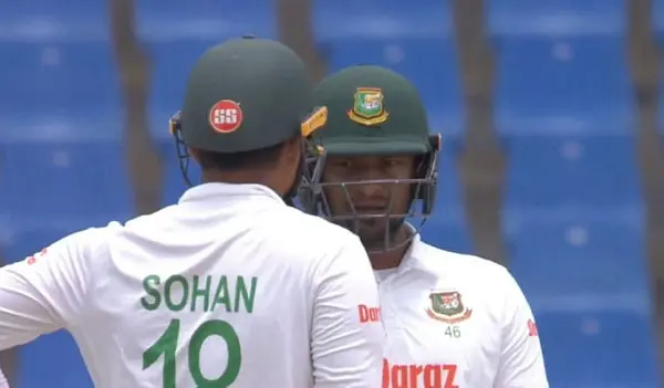 বাংলাদেশ ক্রিকেটার সাকিব আল হাসান ও সোহান আলোচনা করছেন. Channel i News - চ্যানেল আই নিউজ