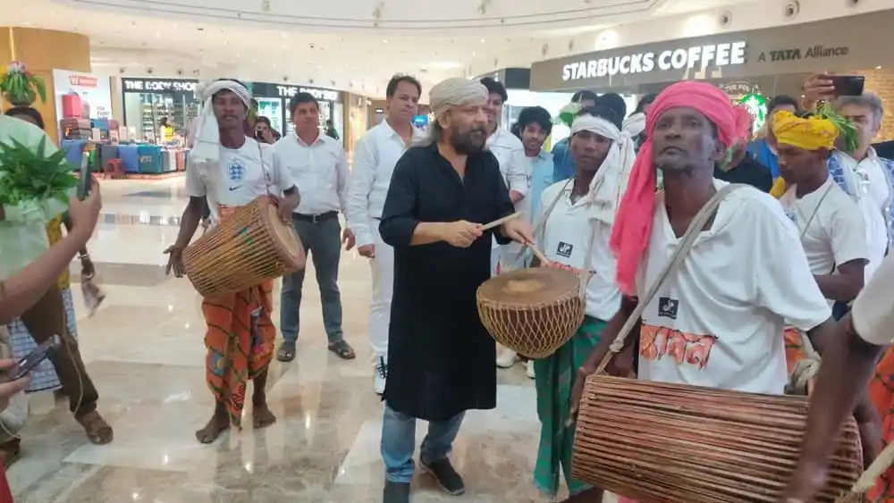 শিল্পীরা এবং দর্শকরা একটি শপিং মলে সাংস্কৃতিক পরিবেশনা উপভোগ করছে. Channel i News - চ্যানেল আই নিউজ