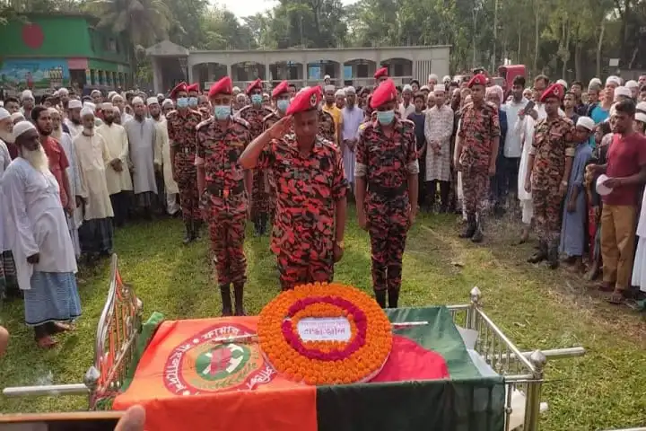 ফায়ারম্যান লিডার ইমরানের দাফন, সেনা ও পুলিশ সদস্যরা উপস্থিত. Channel i News - চ্যানেল আই নিউজ