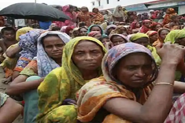 জনসমাগমে নারী ও পুরুষের ভিড়, বৃষ্টির মধ্যে মানুষজন. Channel i News - চ্যানেল আই নিউজ