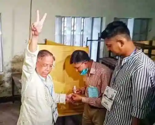 নির্বাচনী কেন্দ্রে ভোটাররা ভোটার আইডি কার্ড সংগ্রহ করছে. Channel i News - চ্যানেল আই নিউজ
