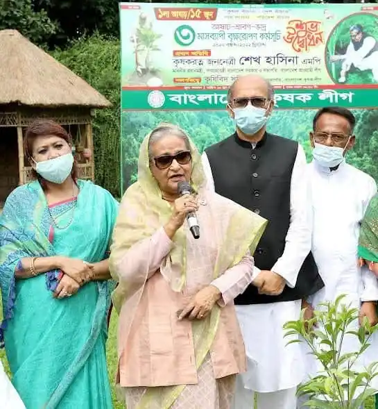 প্রধানমন্ত্রী ও অতিথিরা গাছের সঙ্গে পরিবেশ রক্ষার বার্তা দিচ্ছেন. Channel i News - চ্যানেল আই নিউজ