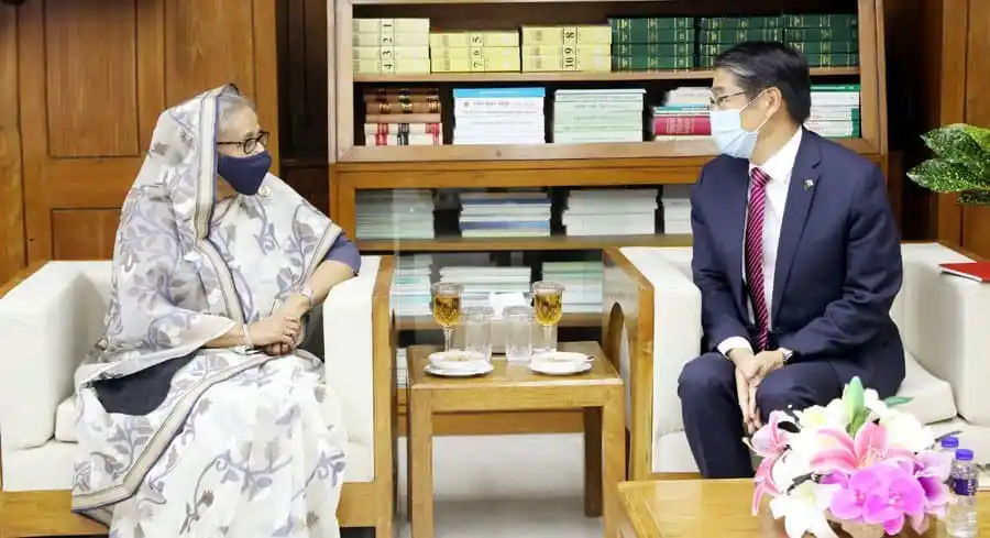 প্রধানমন্ত্রীর সাথে বৈঠক করছেন মন্ত্রী, দুজনই masks পরেছেন. Channel i News - চ্যানেল আই নিউজ