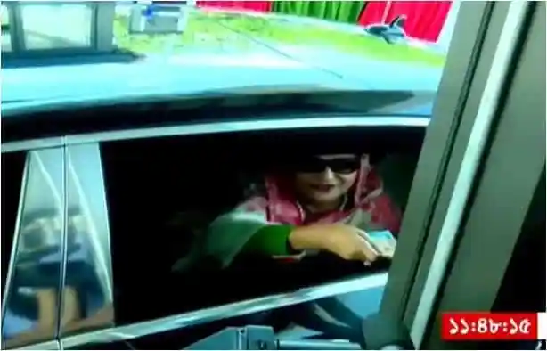 প্রধানমন্ত্রী পদ্মা সেতুর টোল পরিশোধের সময় গাড়ির চালক ও যাত্রী. Channel i News - চ্যানেল আই নিউজ