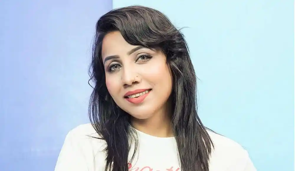 বাংলাদেশি ফোক শিল্পী লগ্নার হাস্যোজ্জ্বল ছবি. Channel i News - চ্যানেল আই নিউজ