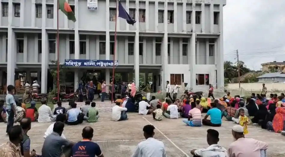 পটুয়াখালীতে আসামী ছাড়িয়ে নিতে থানা ঘেরাও, পুলিশের সাথে সংঘর্ষ. Channel i News - চ্যানেল আই নিউজ