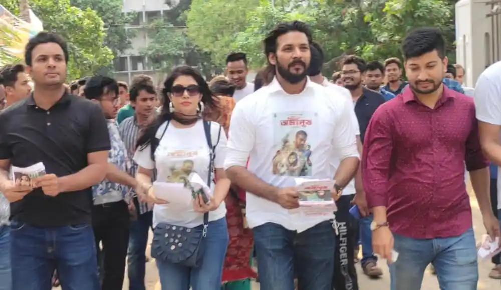 জনপ্রিয় অভিনেতা ও চলচ্চিত্রপ্রেমীরা সিনেমা হলে ছুটছেন বড় পর্দায় মুক্তি পেয়েছে জোড়া ছবি. Channel i News - চ্যানেল আই নিউজ