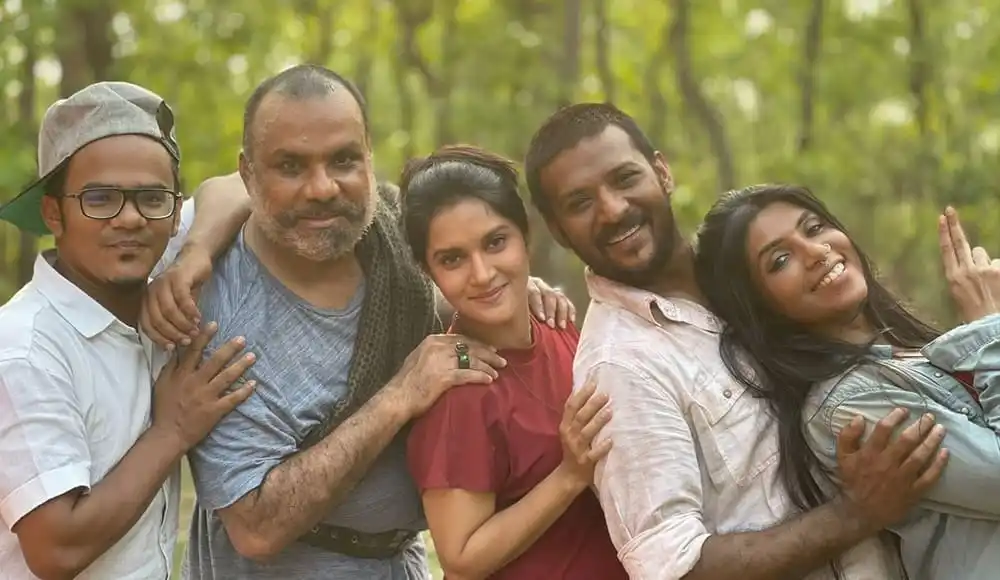 বনভূমিতে পরিবারের সবাই হাসিমুখে একসঙ্গে ছবি তুলছে. Channel i News - চ্যানেল আই নিউজ
